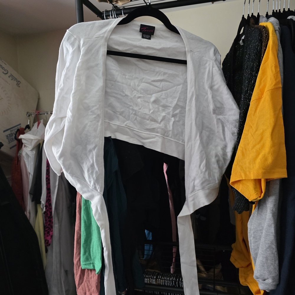 LAST CHANCE SALE!! Torrid White Knit Fabric Shrug